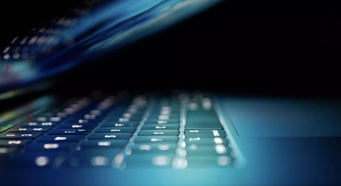 “Intelligenza artificiale, bot, interessi aziendali e oligarchi” stanno uccidendo Internet