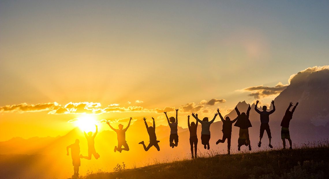 World happiness report: giovani meno felici delle generazioni più anziane 