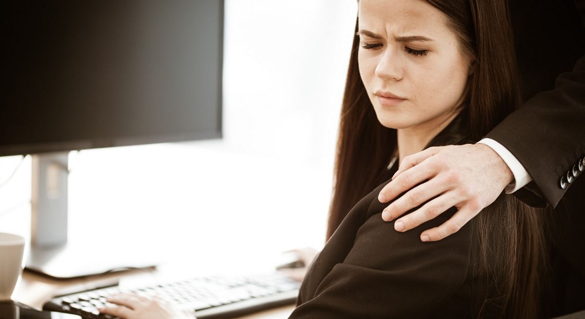 Molestie sul lavoro: il 40% delle donne ha subito contatti fisici indesiderati