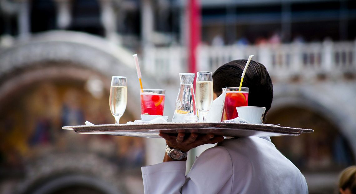 Festa del lavoro 2025. Italiani più poveri: i salari reali crollano, peggior dato tra i Paesi G20